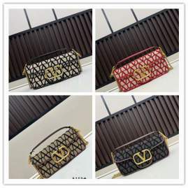 Picture of Valentino Handbags _SKUfw226621589fw